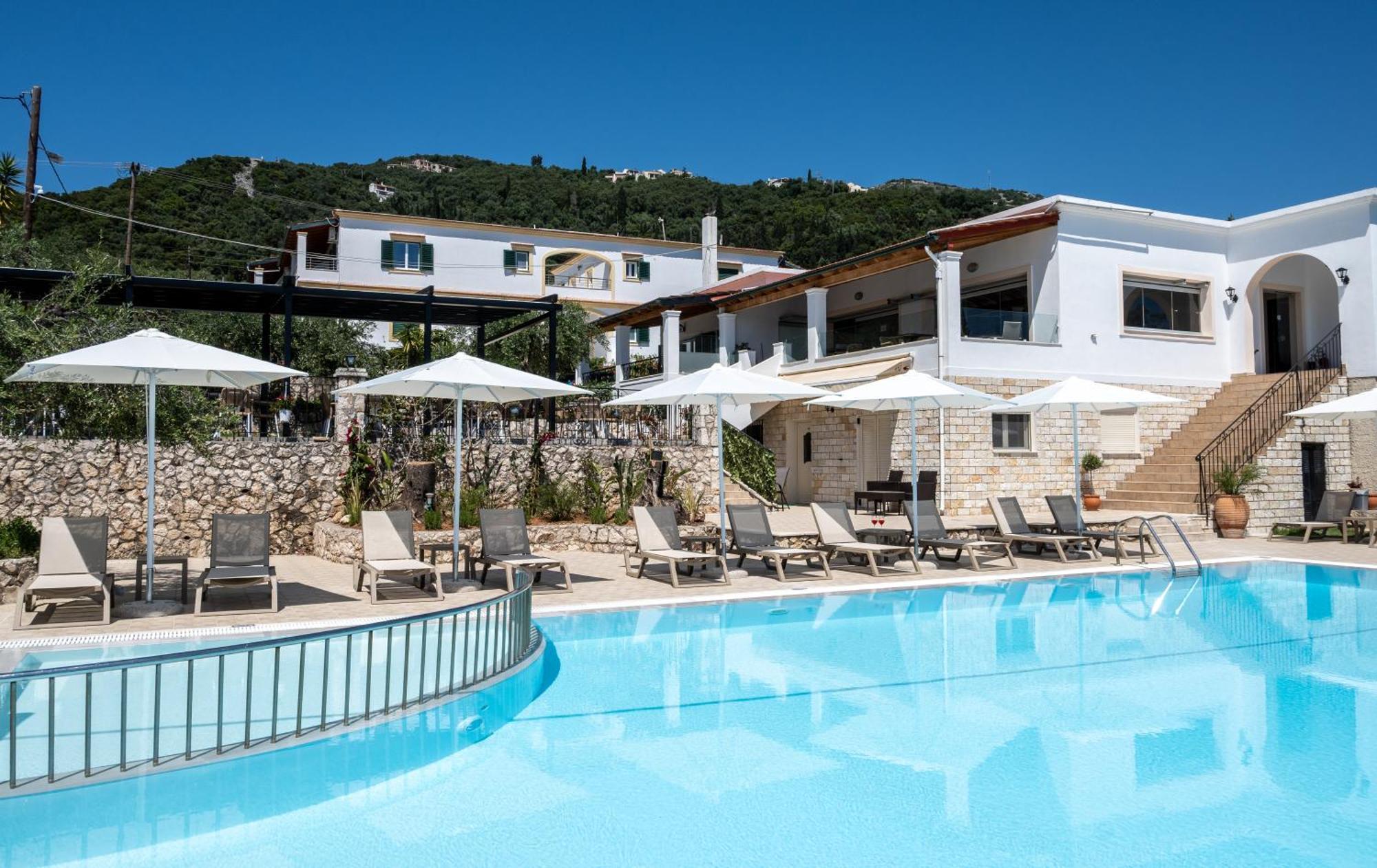 מלון דירות Crystal Blue Hotel,